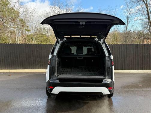 Fuji White 2025 Land Rover Discovery P300 Dynamic SE