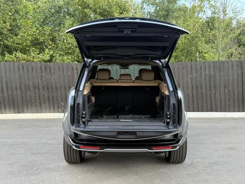 2025 Land Rover Range Rover P530 SE 7 Seat