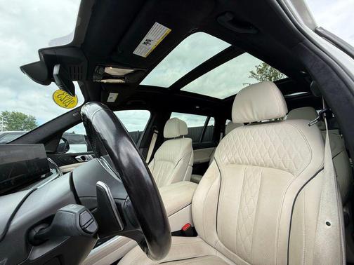 Mineral White Metallic 2023 BMW X7 xDrive40i