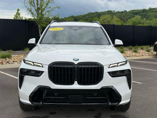 Mineral White Metallic 2023 BMW X7 xDrive40i