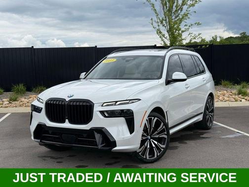 Mineral White Metallic 2023 BMW X7 xDrive40i