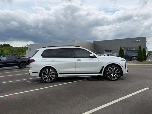 Mineral White Metallic 2023 BMW X7 xDrive40i