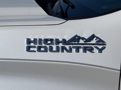 Iridescent Pearl Tricoat 2023 Chevrolet Silverado 1500 High Country