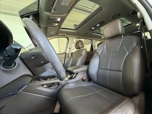 Glacial White Pearl 2022 Kia Telluride SX