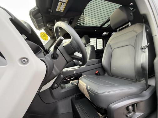 2025 Land Rover Defender 110 P400 S