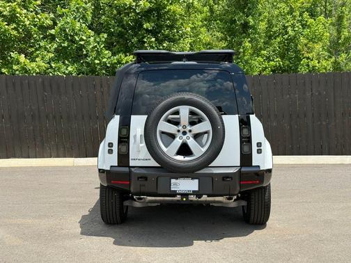 Fuji White 2026 Land Rover Defender P400 X-Dynamic SE