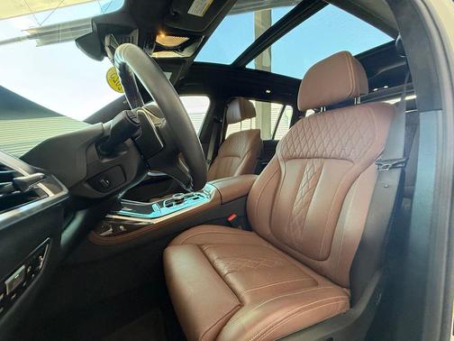 Mineral White Metallic 2023 BMW X7 M60i