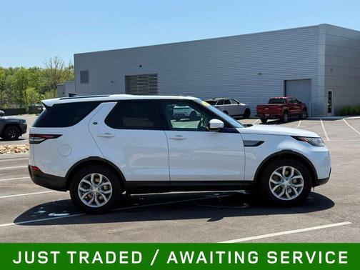 Fuji White 2018 Land Rover Discovery SE