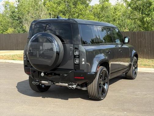 2025 Land Rover Defender 110 V8