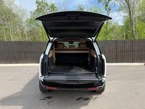 Fuji White 2026 Land Rover Range Rover P530 SE 7 Seat