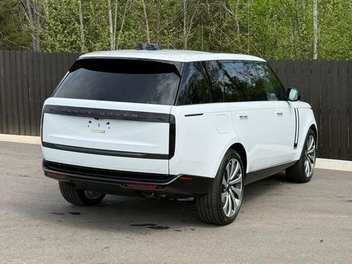 Fuji White 2026 Land Rover Range Rover P530 SE 7 Seat