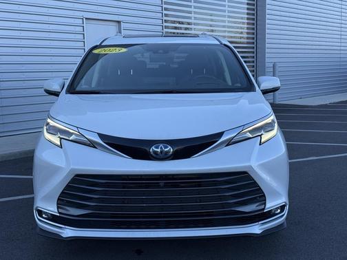 2023 Toyota Sienna Platinum 7 Passenger