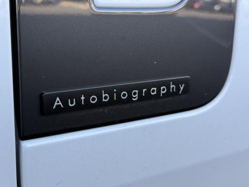 2025 Land Rover Range Rover P550e Autobiography