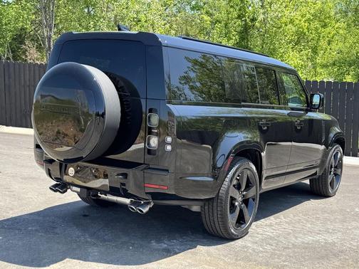 2025 Land Rover Defender V8