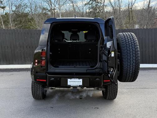 2024 Land Rover Defender 110 P400 X-Dynamic SE