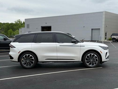 White Platinum Clearcoat Metallic 2025 Lincoln Nautilus Reserve