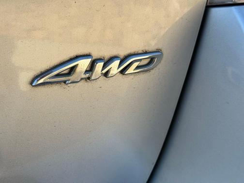 Classic Silver Metallic 2011 Toyota Highlander SE