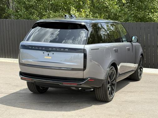 2025 Land Rover Range Rover P550e SE