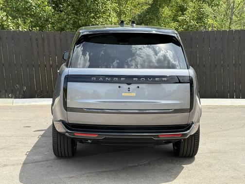2025 Land Rover Range Rover P550e SE