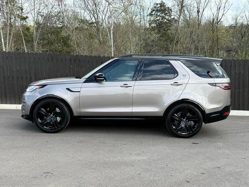 Varesine Blue Metallic 2025 Land Rover Discovery P300 Dynamic SE