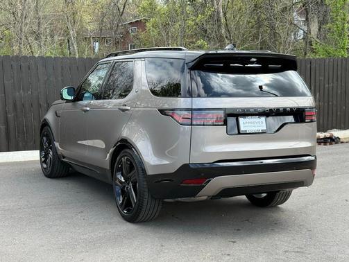 Varesine Blue Metallic 2025 Land Rover Discovery P300 Dynamic SE