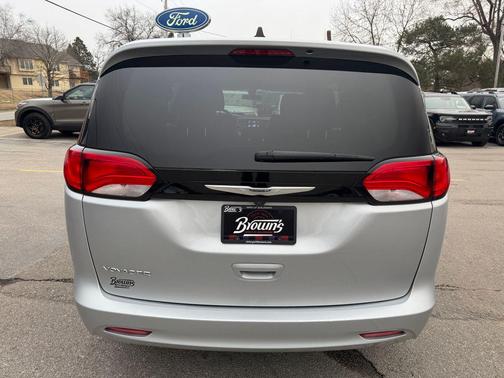 2022 Chrysler Voyager LX