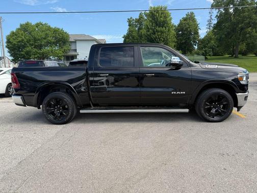 Diamond Black Crystal Pearlcoat 2019 RAM 1500 Laramie
