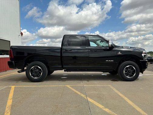 Diamond Black Crystal Pearlcoat 2025 RAM 3500 Laramie Crew Cab 4x4 6'4' Box