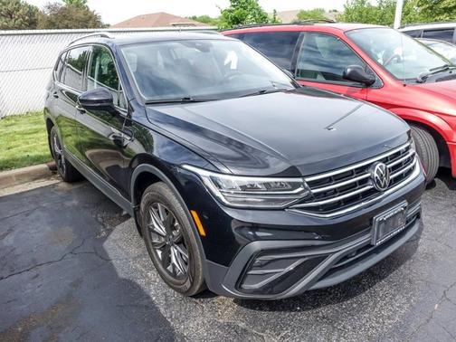 Deep Black Pearl Effect 2024 Volkswagen Tiguan 2.0T SE