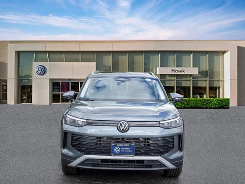 Platinum Gray Metallic 2025 Volkswagen Tiguan 2.0T SE