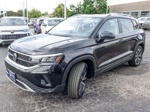 Deep Black Pearl Effect 2023 Volkswagen Taos 1.5T SE