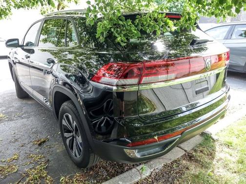 Deep Black Pearl Effect 2024 Volkswagen Atlas Cross Sport 2.0T SE