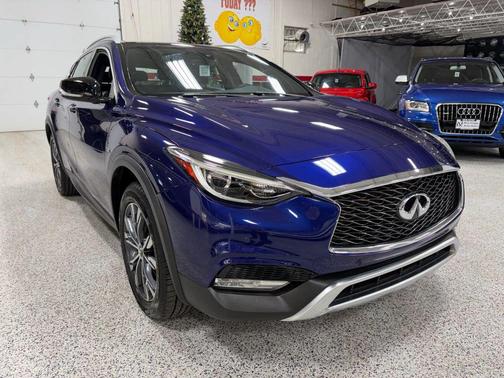 2017 INFINITI QX30 Premium