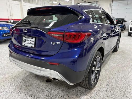 2017 INFINITI QX30 Premium