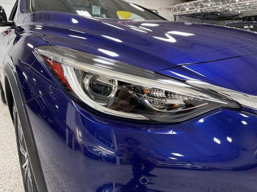 2017 INFINITI QX30 Premium