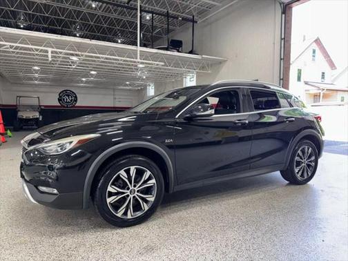 2017 INFINITI QX30 Premium