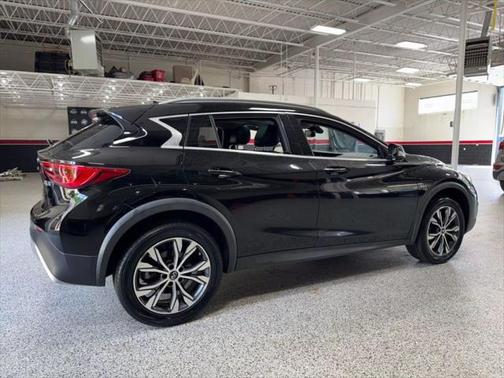 2017 INFINITI QX30 Premium