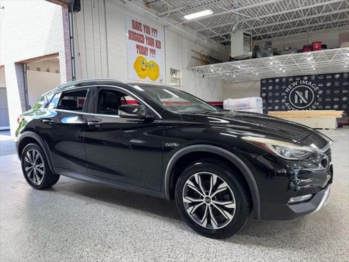 2017 INFINITI QX30 Premium