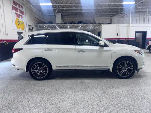 White 2017 INFINITI QX60 Base
