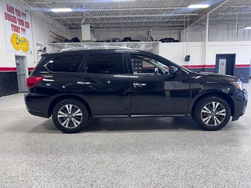Black 2017 Nissan Pathfinder SV