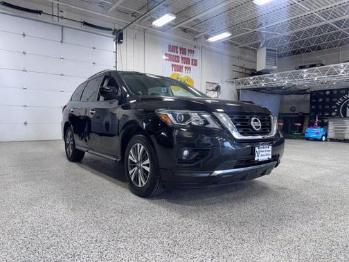 Black 2017 Nissan Pathfinder SV