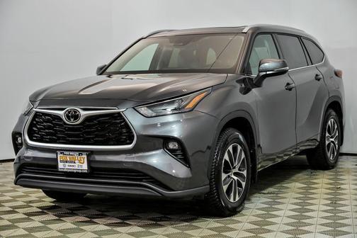Magnetic Gray Metallic 2022 Toyota Highlander XLE