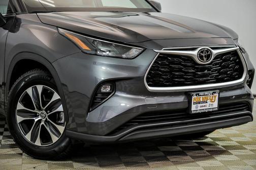 Magnetic Gray Metallic 2022 Toyota Highlander XLE