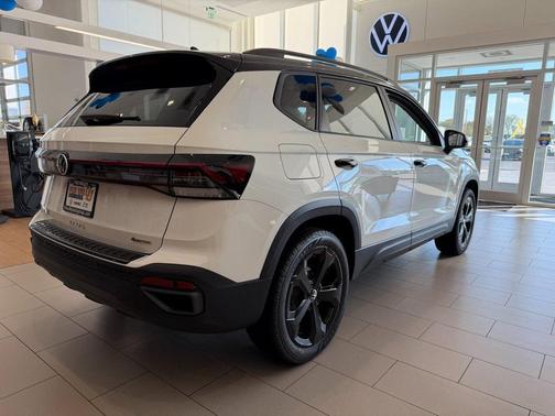 2025 Volkswagen Taos 1.5T SE Black