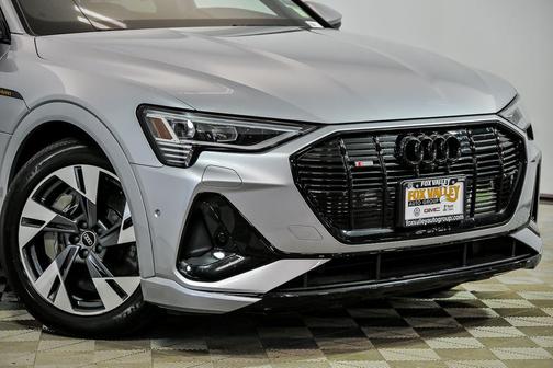 Florett Silver Metallic 2023 Audi e-tron Sportback S line Premium