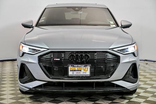 Florett Silver Metallic 2023 Audi e-tron Sportback S line Premium