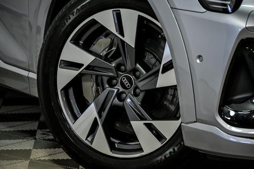 Florett Silver Metallic 2023 Audi e-tron Sportback S line Premium