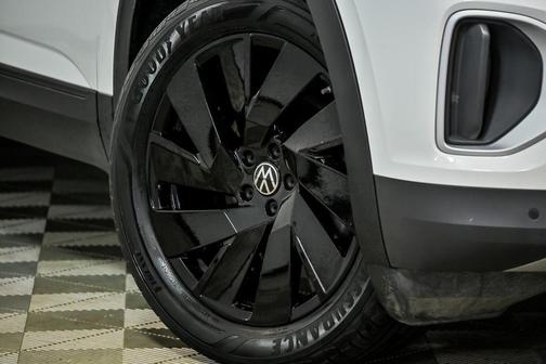 Pure White 2024 Volkswagen Atlas 2.0T SE w/Technology 4MOTION