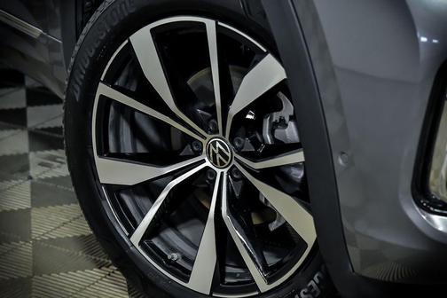 Pure Gray 2026 Volkswagen Atlas 2.0T SEL Premium R-Line 4MOTION