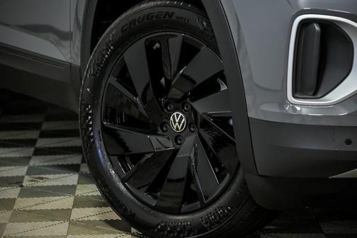 Pure Gray 2026 Volkswagen Atlas 2.0T SE w/Technology 4MOTION